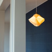 15)和紙作家のORITOさんの照明が和ませてくれます。