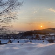 17)冬は空気が澄んでいて朝日も黄金色です。