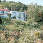 2) 宿は山に囲まれた静かな場所です。