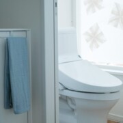 8) ウォシュレット付きトイレです