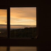 23)移り変わる景色を見ていただきたく一部の窓はカーテンがついていません。